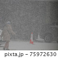 吹雪の歩く人 75972630