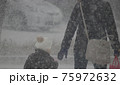 吹雪の歩く人 75972632