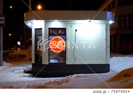 24-hour spider for fast food is at night at the bus stop 75974054