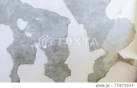 Grungy gray concrete wall with white peeling paint 75975034
