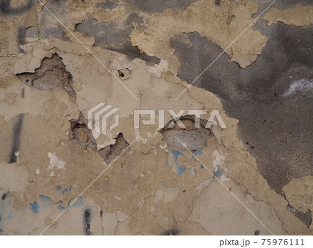 texture of Wet plaster wall for background. Soggy plaster on the wall of the building. Dilapidated surface requiring repair. Construction deficiencies, dampness in buildings and mold 75976111