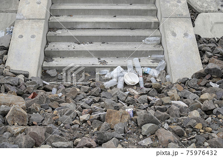 海岸に漂着したプラスチックごみ 75976432