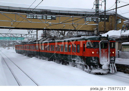 冬の北しなの線115系電車（湘南色：長野⇔妙高高原） 75977137