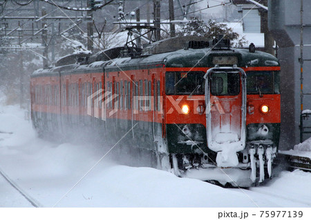 冬の北しなの線115系電車（湘南色：長野⇔妙高高原） 75977139