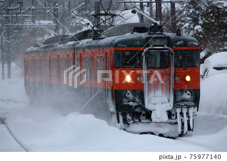 冬の北しなの線115系電車（湘南色：長野⇔妙高高原） 75977140