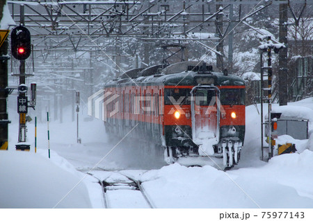 冬の北しなの線115系電車(湘南色:長野⇔妙高高原) 冬の北しなの線115系電車(湘南色:長野⇔妙高高原) 75977143