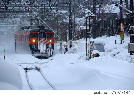 冬の北しなの線115系電車（湘南色：長野⇔妙高高原） 75977144