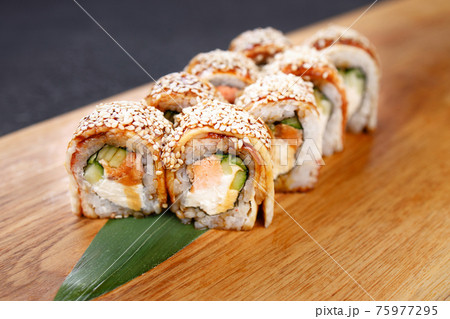 Eel unagi maki sushi rolls on serving board 75977295