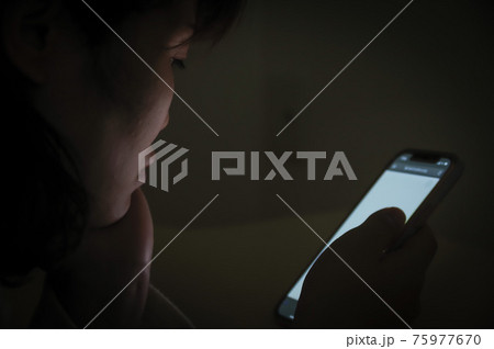 スマホ操作する女性 75977670