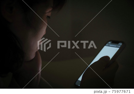 スマホ操作する女性 75977671