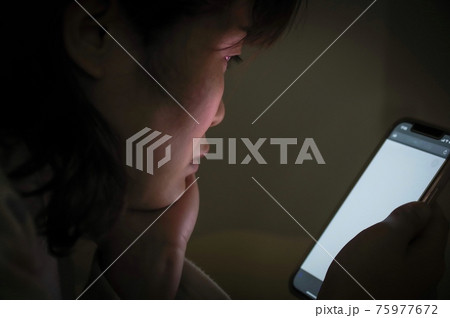 スマホ操作する女性 75977672