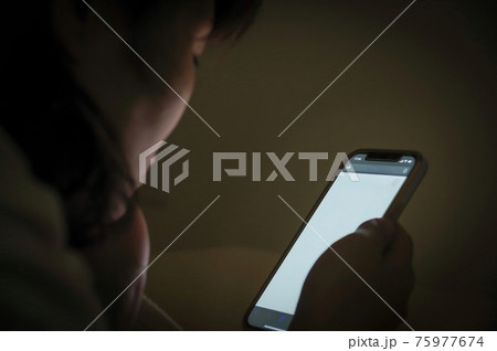 スマホ操作する女性 75977674