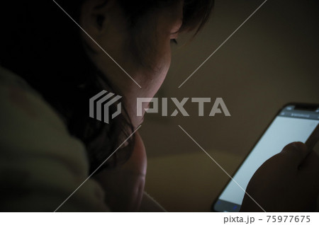 スマホ操作する女性 スマホ操作する女性 75977675