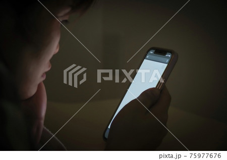 スマホ操作する女性 75977676