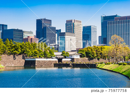 東京　桜田門と丸の内のビル群 75977758