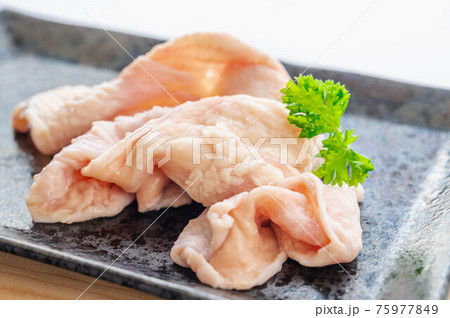 脂が付いた鶏皮 脂が付いた鶏皮 75977849