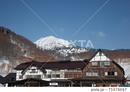 千人風呂の酸ヶ湯温泉と残雪の美しい八甲田山 75978097