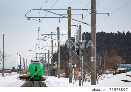 冬の津軽海峡線を走るJR北海道789系スーパー白鳥の勇姿 75978397
