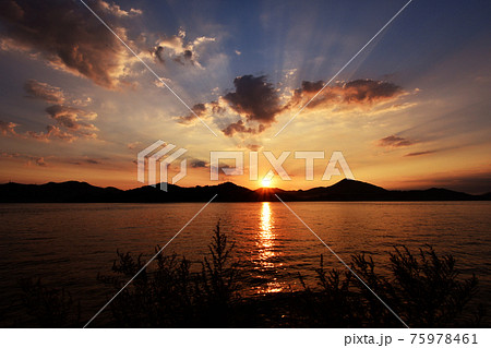 海 日の出 空 75978461