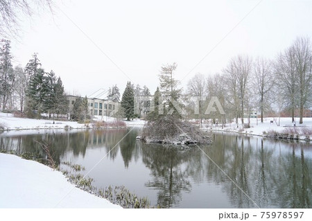 アメリカの公園の雪景色 アメリカの公園の雪景色 75978597