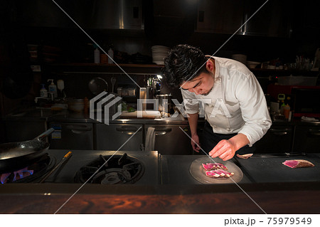 厨房で調理する料理人 厨房で調理する料理人 75979549