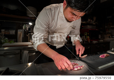 厨房で調理をする料理人 厨房で調理をする料理人 75979550