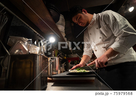 厨房で調理をする料理人 75979568