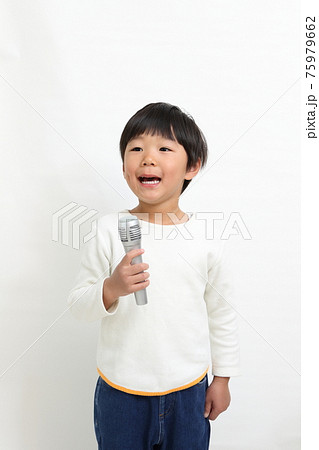 マイクを持ってお話をする子供 マイクを持ってお話をする子供 75979662