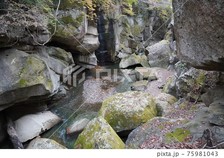 磊々峡のごつごつとした奇岩の風景、宮城県仙台市秋保温泉 磊々峡のごつごつとした奇岩の風景、宮城県仙台市秋保温泉 75981043