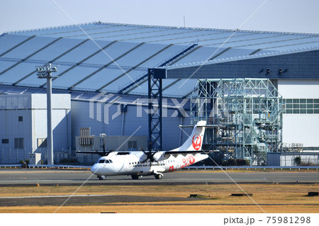 大阪国際空港 飛行機 滑走路 タキシング 大阪国際空港 飛行機 滑走路 タキシング 75981298