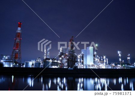 萌える四日市コンビナートの工場夜景 75981371
