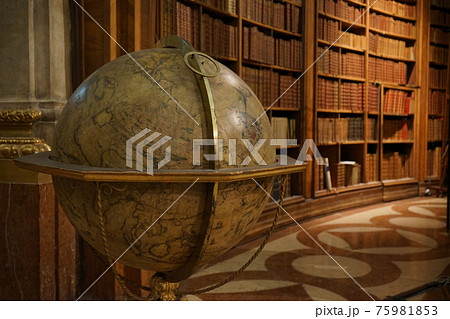 オーストリア国立図書館の地球儀 75981853