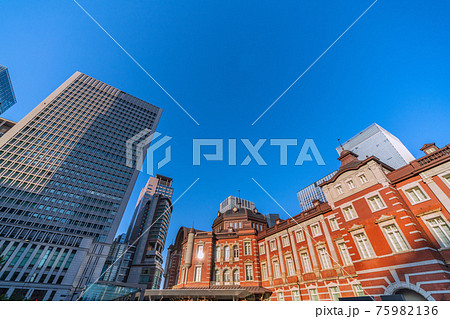 日本の東京都市景観　東京駅赤レンガ駅舎などを望む 75982136