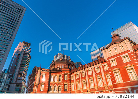 日本の東京都市景観　東京駅赤レンガ駅舎などを望む 75982144