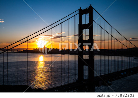 ゴールデンゲートブリッジ越しの朝日 75982303