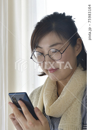 40代の女性のポートレートをスタジオで撮影 40代の女性のポートレートをスタジオで撮影 75983164