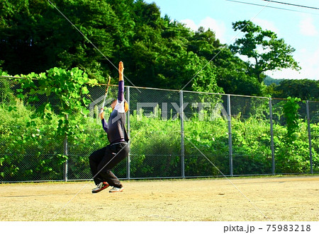 トスをあげているソフトテニスプレイヤー 75983218