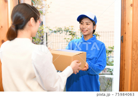 荷物を届ける作業服をきた女性ドライバー（宅配便） 75984063