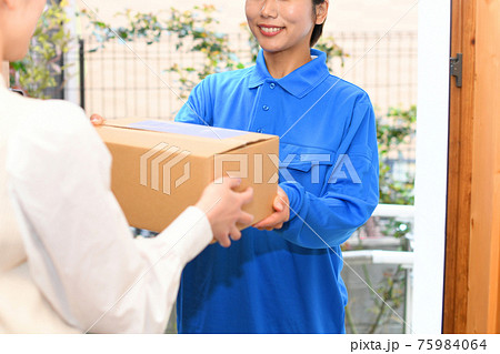 荷物を届ける作業服をきた女性ドライバー（宅配便） 75984064