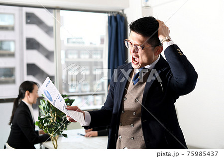 頭を抱えながらショックを受けるビジネスマンの男性 頭を抱えながらショックを受けるビジネスマンの男性 75985437