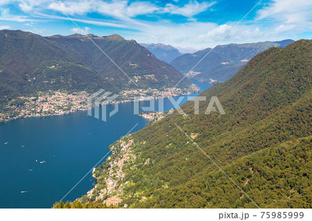 Panoramic view of lake Como in Italy 75985999