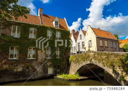 Houses along the canal in Bruges 75986284