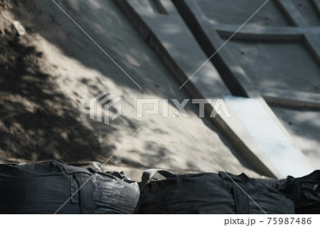 土砂崩れの改修工事の風景 土砂崩れの改修工事の風景 75987486