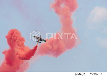 アラブ首長国空軍アクロバットチーム「アル・フルサン」 アラブ首長国空軍アクロバットチーム「アル・フルサン」 75987542