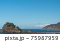山形県　春の白山島と鳥海山 75987959