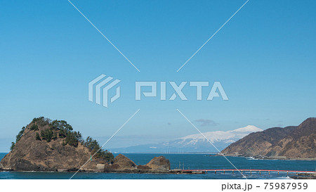 山形県 春の白山島と鳥海山 山形県 春の白山島と鳥海山 75987959