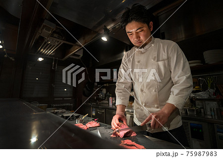 厨房で調理をする料理人 75987983