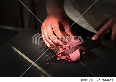 肉を切る料理人の手元 75988024