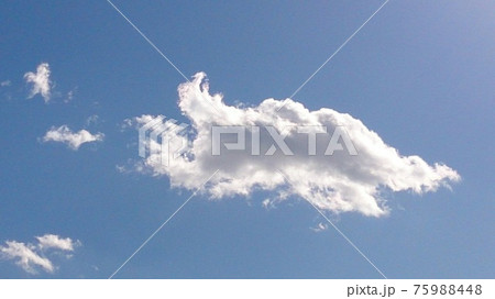 変化する形が面白い雲 変化する形が面白い雲 75988448