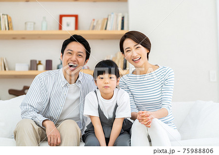 ソファーでくつろぐファミリー ソファーでくつろぐファミリー 75988806
